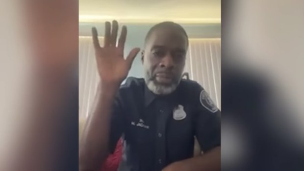 Αντί για τον ένοχο αποκάλυψε… τι εσώρουχο φοράει: Αστυνομικός εμφανίστηκε νεγκλιζέ σε e-δικαστήριο