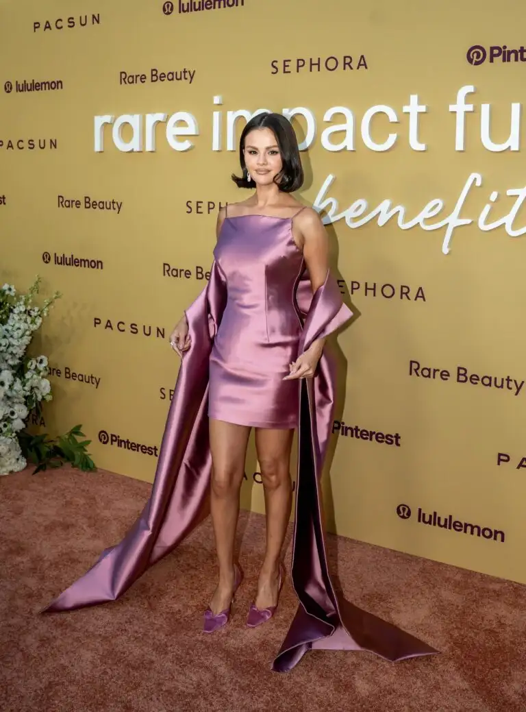Η Selena Gomez σε μία από τις πιο elegant εμφανίσεις της – Δεν επέλεξε μαύρο χρώμα!