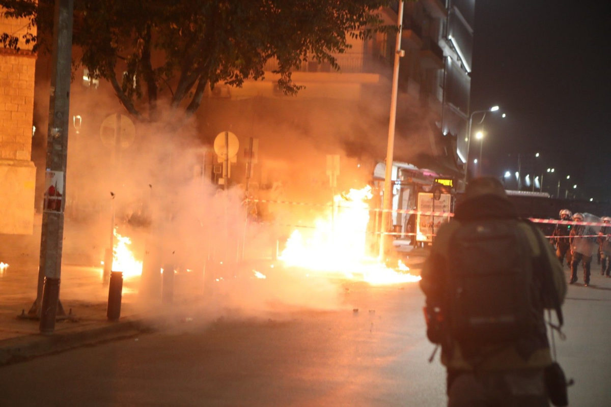 Επίθεση με μολότοφ σε διμοιρία των ΜΑΤ στο κέντρο της Θεσσαλονίκης