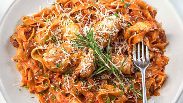 Κοτόπουλο κρασάτο κοκκινιστό με ζυμαρικά