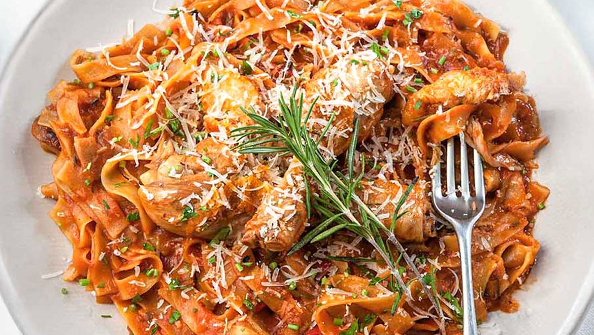 Κοτόπουλο κρασάτο κοκκινιστό με ζυμαρικά