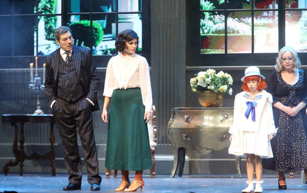 Annie: Πλήθος επωνύμων στην επίσημη πρεμιέρα του μιούζικαλ «Αnnie» στο Θέατρο Παλλάς