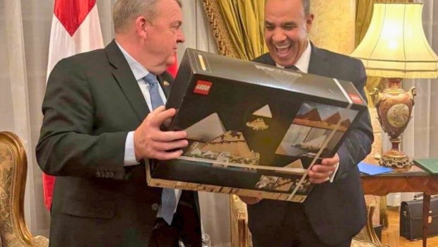 Η διπλωματία της LEGO: Viral ο Δανός ΥΠΕΞ με τον Αιγύπτιο ομόλογό του – «Φαραωνικά παιχνίδια»