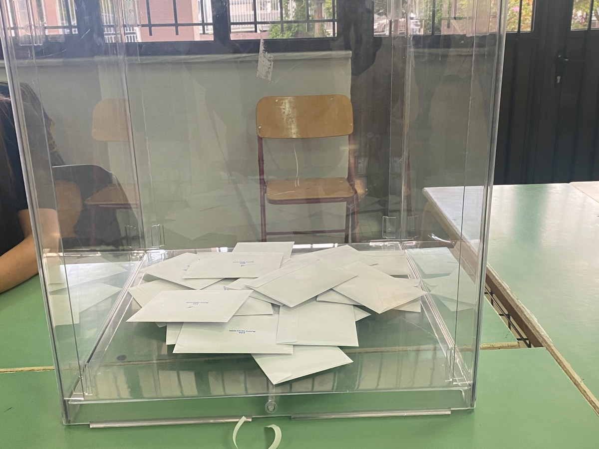 Nέα δημοσκόπηση: Σταθερό προβάδισμα της ΝΔ έναντι του ΠΑΣΟΚ