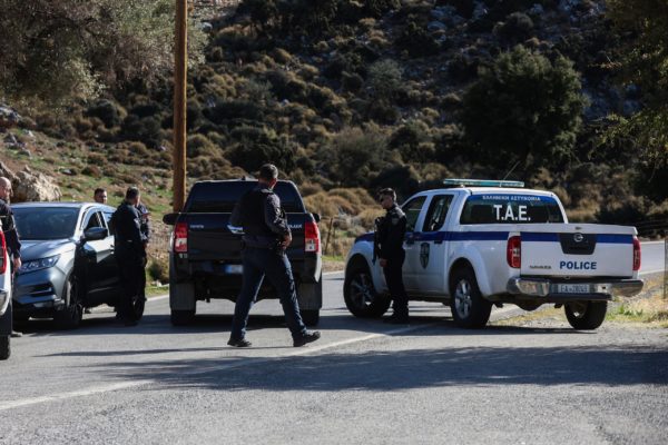 Βορίζια: «Χτενίζουν» την Κρήτη οι αστυνομικοί για τον εντοπισμό των τριών αδελφών που συμμετείχαν στο μακελειό – Σήμερα στα Χανιά η κηδεία της 56χρονης