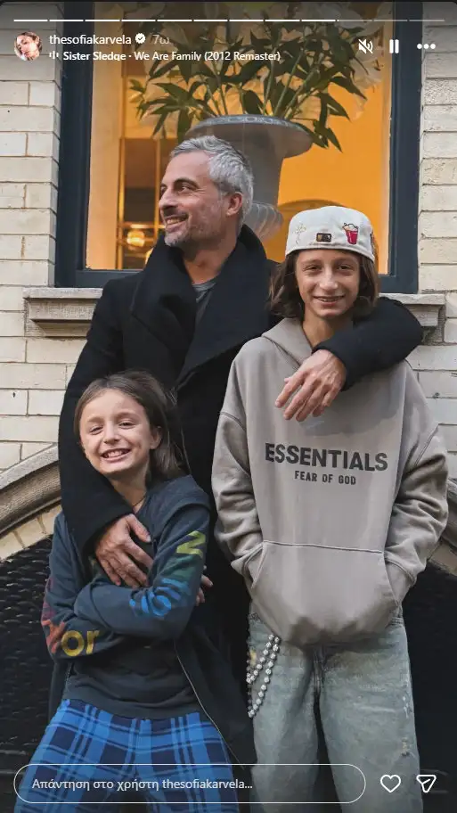 Σοφία Καρβέλα: Η σπάνια φωτογραφία με τον πρώην σύζυγό της, Θανάση Πανουργιά και τους δύο γιους τους