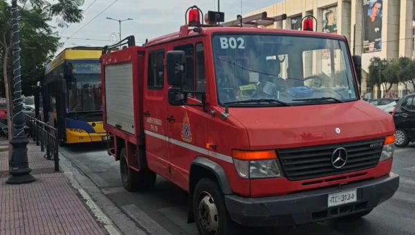 Κυκλοφοριακό «έμφραγμα» στη Λ. Βασιλίσσης Σοφίας από πυρκαγιά σε τρόλεϊ