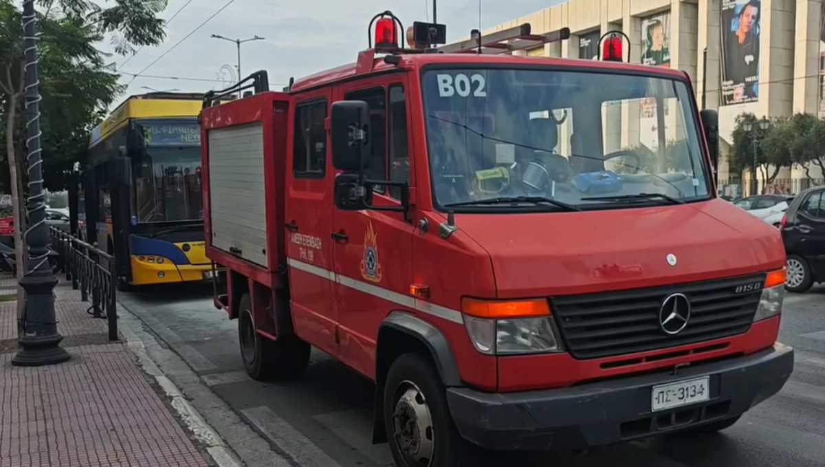 Κυκλοφοριακό «έμφραγμα» στη Λ. Βασιλίσσης Σοφίας από πυρκαγιά σε τρόλεϊ