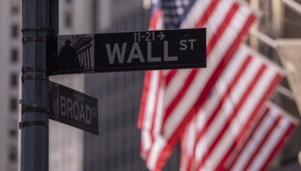 Στο «κόκκινο» η Wall Street – Καταρρέει μετά την προειδοποίηση των μεγάλων τραπεζών για κίνδυνο ρευστοποίησης