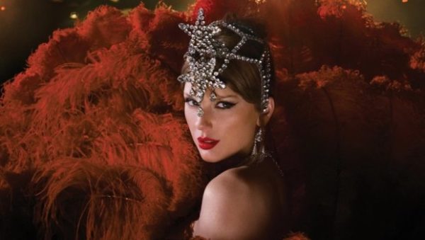 Δεν βαριόμαστε ποτέ: Η νέα θεωρία συνωμοσίας θέλει την Τέιλορ Σουίφτ να είναι ταξιδιώτης του χρόνου – και υπάρχουν «αποδείξεις»