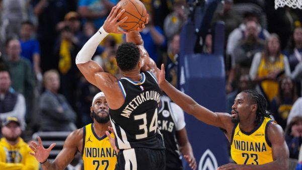 Στην κορυφή του Top-10 το νικητήριο καλάθι του Γιάννη (vid)