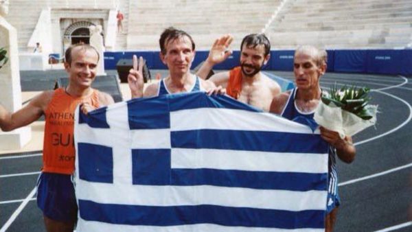 Ο Γιώργος Καραθανάσης τρέχει τον 69ο του μαραθώνιο μαζί με το γιο του