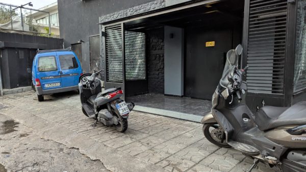 Έκρηξη «μήνυμα» σε γνωστό κλαμπ στο Μπουρνάζι