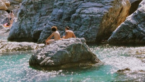 Σε ποιον δεν έχει συμβεί: Γυμνιστές μπερδεύονται και τα πετάνε όλα σε λάθος παραλία – η αστυνομία δεν τους λυπήθηκε