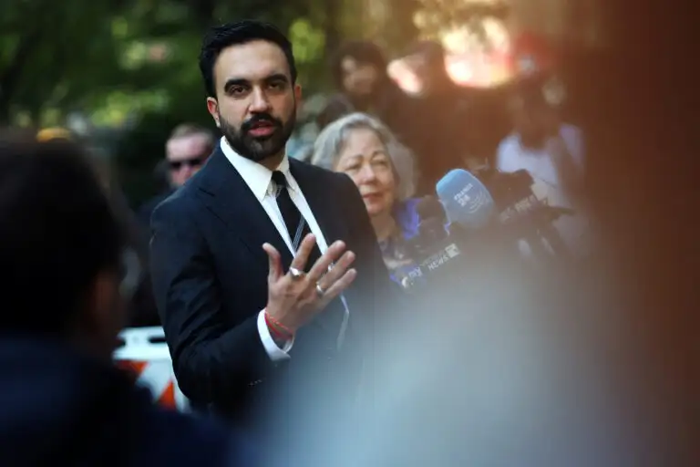 Zohran Mamdani: Τι συμβολίζουν τα 3 ασημένια δαχτυλίδια που φοράει συνέχεια ο νέος δήμαρχος της Νέας Υόρκης;