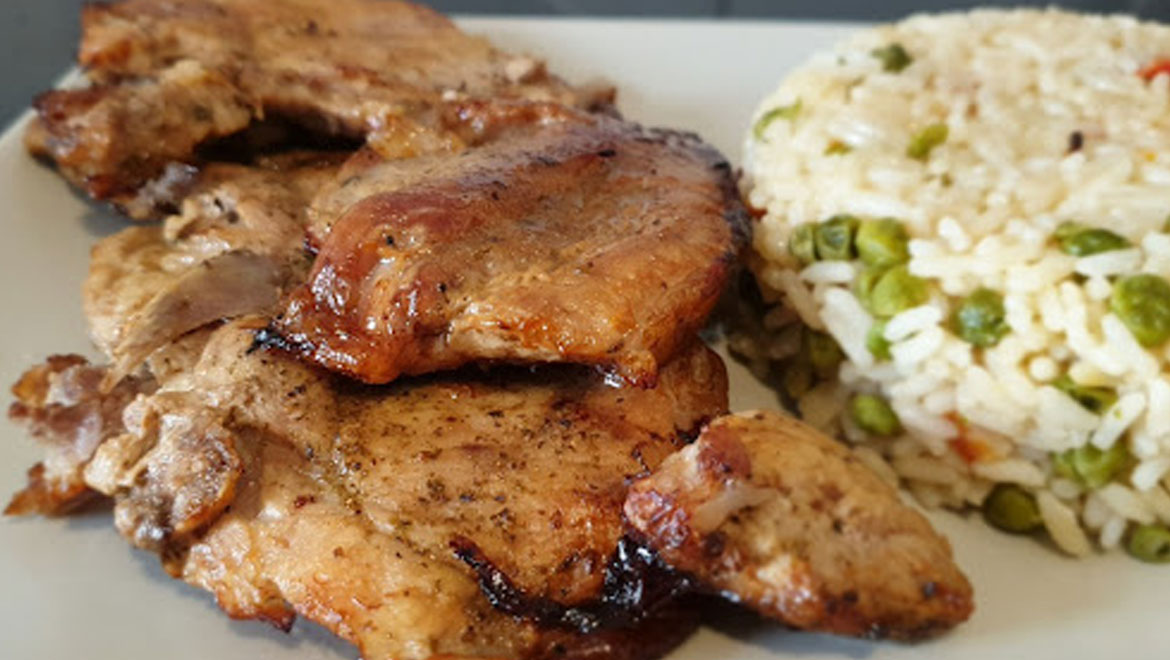 Ζουμερές μπριζόλες με ρύζι στο φούρνο: Το πιο εύκολο και χορταστικό γεύμα