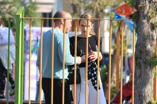 Μιχάλης Ζαμπίδης: Οικογενειακή βόλτα με τη σύζυγό του και τις δίδυμες κόρες τους στα νότια προάστια – Φωτογραφίες