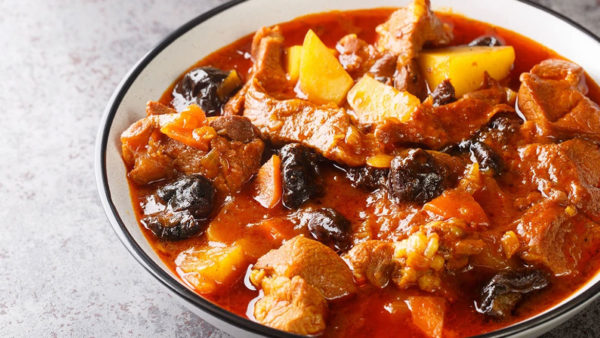 Μοσχαράκι με δαμάσκηνα και καρότα