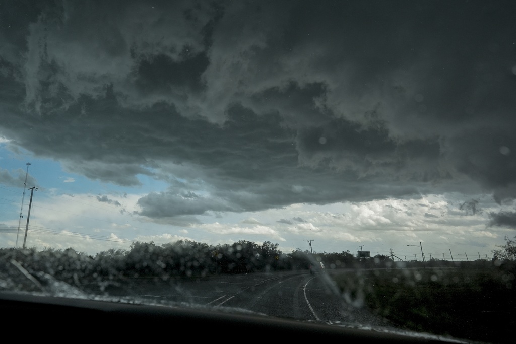 Απότομη αλλαγή του καιρού: Πού αναμένονται βροχές και καταιγίδες τις επόμενες ώρες
