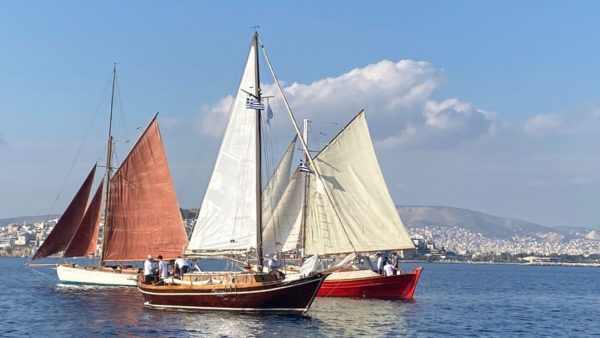 Μαγική εικόνα η πρώτη γιορτή των ξύλινων σκαφών που διοργάνωσε ο ΝΟ Αμφίθεας