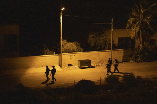 Σε Παλαιστίνιους και δημοσιογράφους που μάζευαν ελιές στη Δυτική Όχθη επιτέθηκαν Ισραηλινοί έποικοι