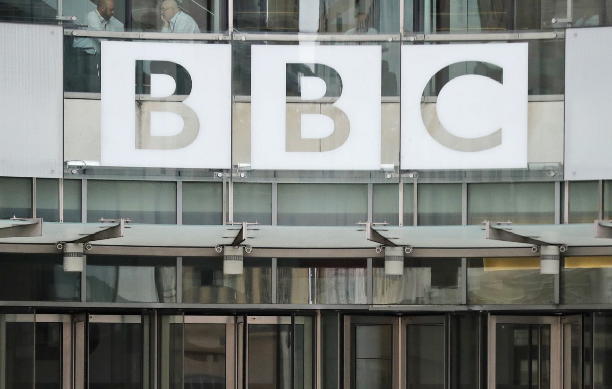 Σε «βαθιά» κρίση το BBC – Το «πειραγμένο» βίντεο που οδήγησε δύο στελέχη σε παραίτηση