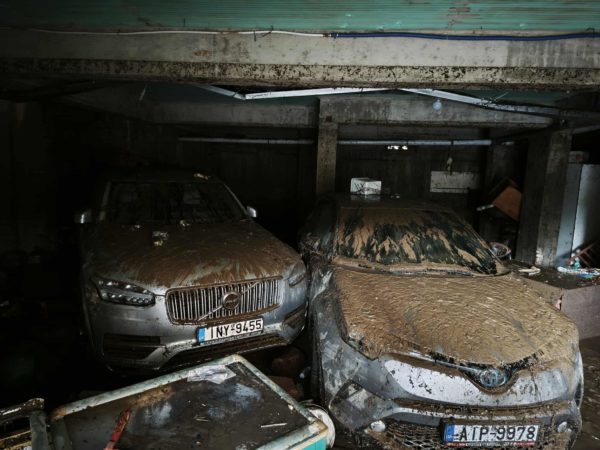 Σφοδρή κακοκαιρία σε Μεγαλόπολη, Καλαμάτα, Βόνιτσα και Αττική: Δύο άτομα παρασύρθηκαν και πέντε αυτοκίνητα εγκλωβίστηκαν, ανάμεσά τους μία έγκυος