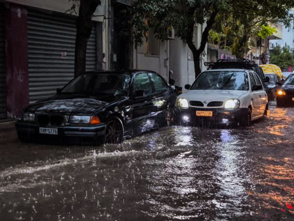 Κακοκαιρία σάρωσε την Αττική – Πλημμύρισαν δρόμοι, δυσχέρειες στην κυκλοφορία