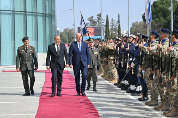 Η διμερής αμυντική συνεργασία Ελλάδας-Κύπρου, τα τριμερή και πολυμερή σχήματα και ο κανονισμός SAFE στο επίκεντρο των συζητήσεων του Ν. Δένδια στη Λευκωσία