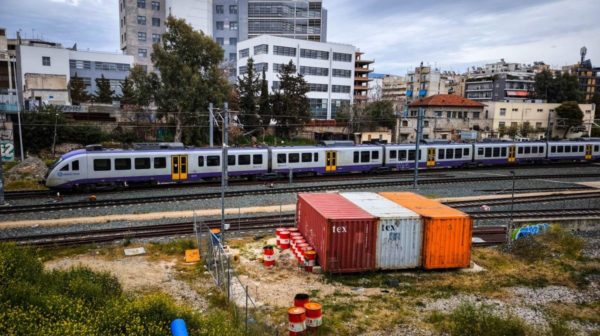 Hellenic Train: Σύγκρουση αμαξοστοιχίας με δίκυκλο στη Λένορμαν – Εγκατέλειψε το σημείο ο οδηγός