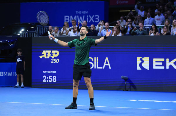 Ελένη Μενεγάκη: Με τον Μάκη Παντζόπουλο στον αγώνα τένις του Novak Djokovic – Η αντίδρασή τους όταν πλησίασε η κάμερα