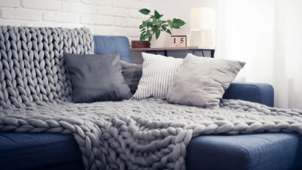 Chunky Blanket: Η πιο χουχουλιάρικη τάση που απογειώνει τη χειμωνιάτικη διακόσμηση