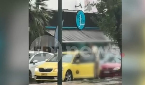 Αποκλειστικές εικόνες: Καβγάς στη μέση του δρόμου υπό καταρρακτώδη βροχή