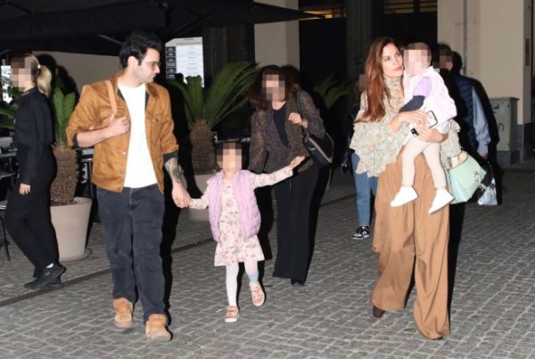 Μαίρη Συνατσάκη – Ίαν Στρατής: Σπάνια οικογενειακή έξοδος με την κόρη τους, Ολίβια