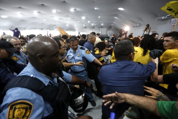 COP30: Διαδηλωτές εισέβαλαν στο χώρο της Συνόδου και συγκρούστηκαν με προσωπικό ασφαλείας – Δύο τραυματίες