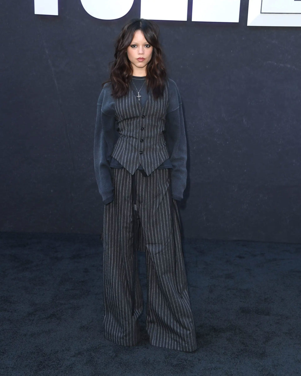 Jenna Ortega: Το απόλυτο dark muse — συνδυάζει το goth style με την κομψότητα του tailoring όπως καμία άλλη