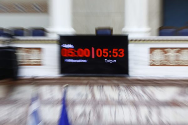 «Πρεμιέρα» για τον «χρονοκόφτη» στη Βουλή – Πρώτος παραβάτης του νέου κανονισμού ο Μιχάλης Κατρίνης