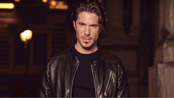 Νίκος Οικονομόπουλος: Τραγουδά Μητροπάνο και προκαλεί αντιδράσεις