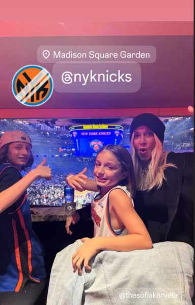 Άννα Βίσση: Οικογενειακή βραδιά στο NBA με τα εγγόνια της στη Νέα Υόρκη