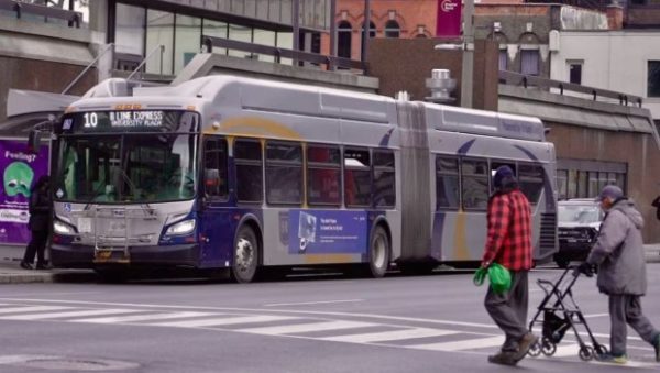 Καναδάς: Τύπος κλέβει λεωφορείο, σταματά στις στάσεις, η αστυνομία του δίνει συγχαρητήρια