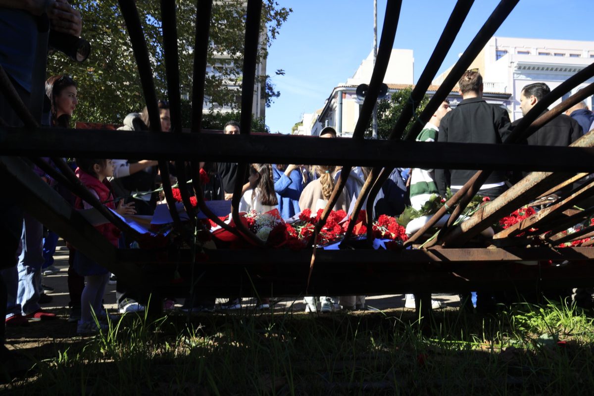 ΠAΣOΚ: Κατέθεσε στεφάνι στο μνημείο του Πολυτεχνείου