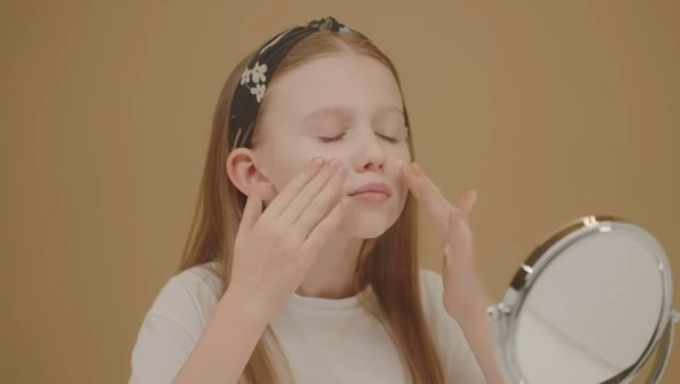 Skincare για 4χρονα – Το πρόβλημα με τα «δυστοπικά» προϊόντα περιποίησης που απευθύνονται σε παιδιά