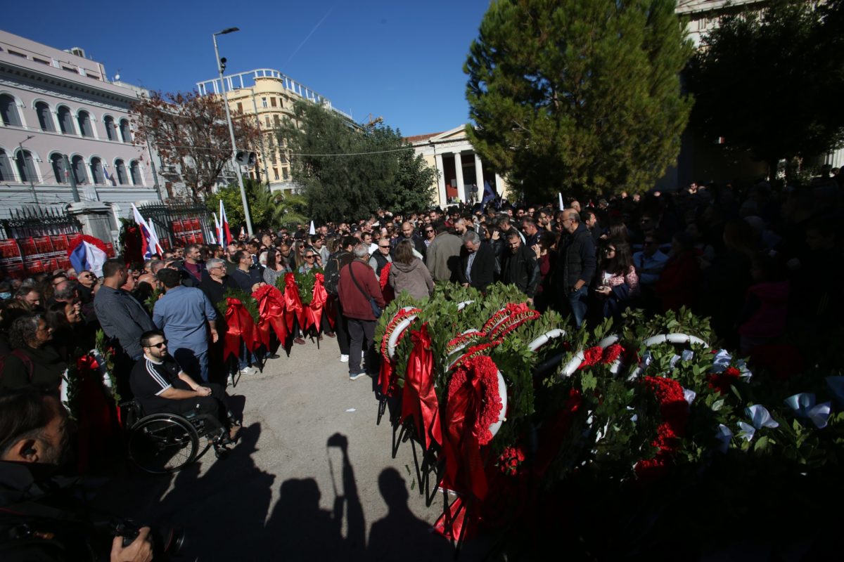 «Φρούριο» η Αθήνα για το Πολυτεχνείο – Εκατοντάδες πολίτες τίμησαν τη μνήμη των αγωνιστών
