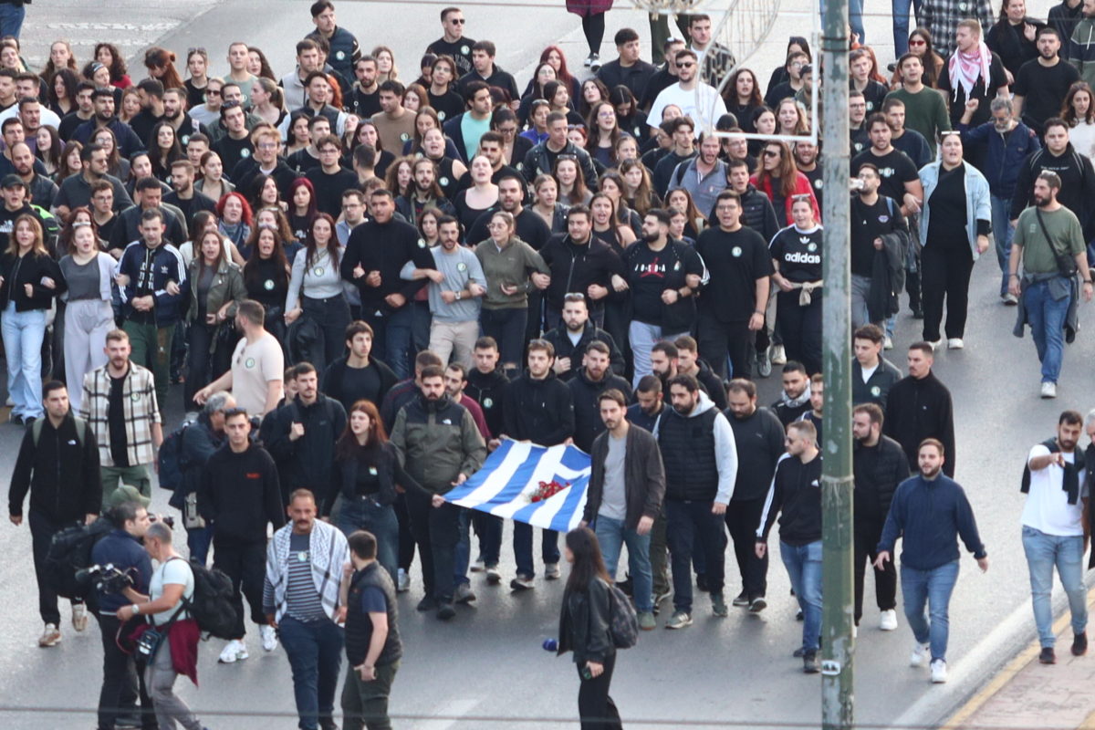 Πολυτεχενείο: Η στιγμή που η αιματοβαμμένη σημαία φτάνει στην Αμερικανική Πρεσβεία