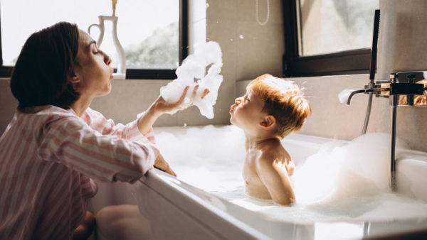 Κάθε πότε πρέπει να κάνουν μπάνιο τα παιδιά; Η πραγματική απάντηση που δίνουν οι παιδίατροι