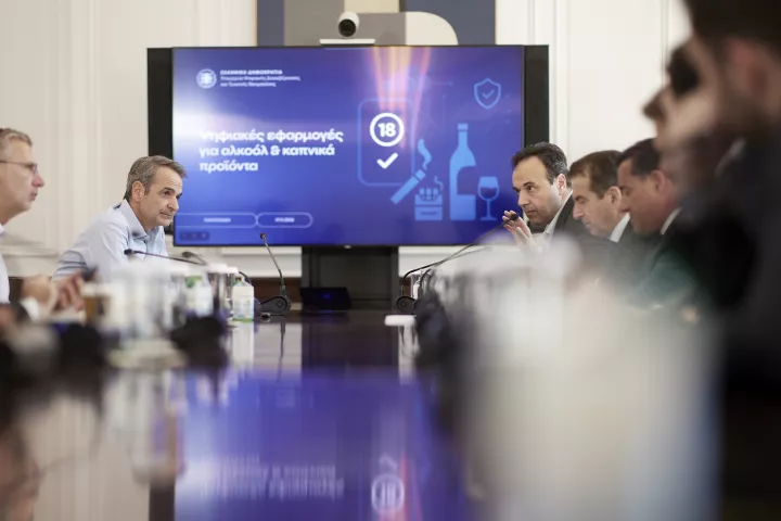 Αυτά είναι τα τρία ψηφιακά εργαλεία για την απαγόρευση πώλησης αλκοόλ και καπνού σε ανηλίκους – Τα μηνύματα Μητσοτάκη