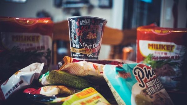 Υπερεπεξεργασμένα τρόφιμα: «Καμπανάκι» επιστημόνων για την αύξησή τους – Οι χρόνιες ασθένειες που προκαλούν