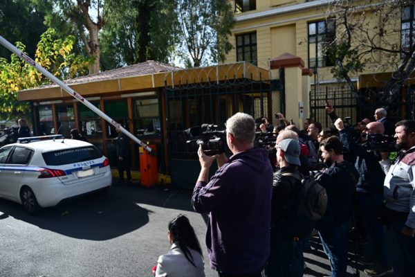 Για πλημμελήματα διώκεται γνωστή ηθοποιός που συνελήφθη για σωρεία παραβάσεων του ΚΟΚ