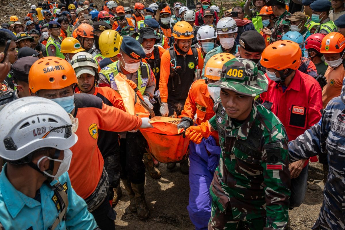 Φονικές κατολισθήσεις στην Ινδονησία – Τουλάχιστον 30 νεκροί