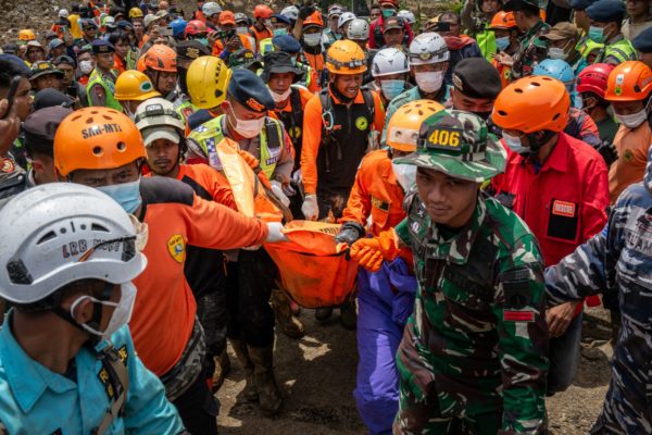 Φονικές κατολισθήσεις στην Ινδονησία – Τουλάχιστον 30 νεκροί